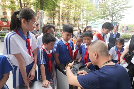 我是“小小银行家”——桃园小学学子走进建行深圳田背支行