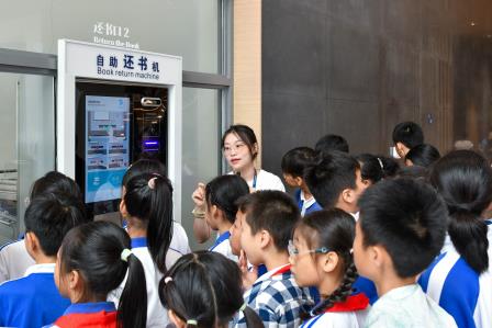 深圳市景贝小学携手罗湖区图书馆开展 “作家面对面” 名家讲坛活动