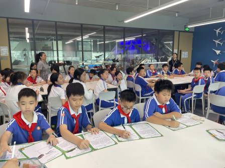 探秘前沿实验室，畅游生态科技圈——翠竹外国语实验学校“每周半天计划”走进万思未来馆