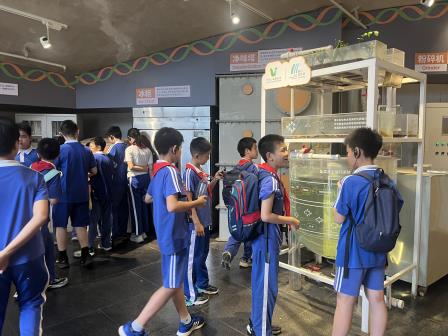 探秘前沿实验室，畅游生态科技圈——翠竹外国语实验学校“每周半天计划”走进万思未来馆