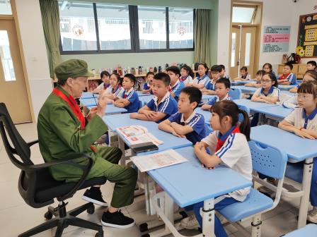 革命老兵进校园 党史宣讲润童心