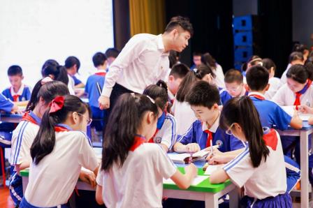 智汇阅读·贯通成长 ——螺岭承办深圳市“每周半天阅读计划”罗湖推进会暨全国“整本书阅读教学课程化区域推进”主题观摩研讨活动
