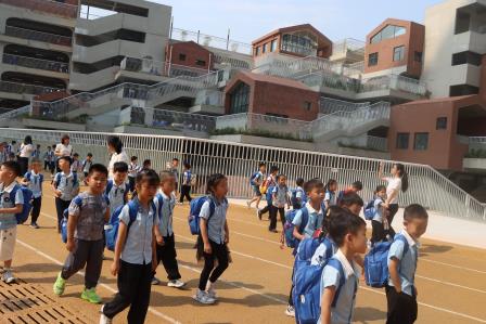 罗湖外语小学迎来梧桐新居幼儿园萌娃探校