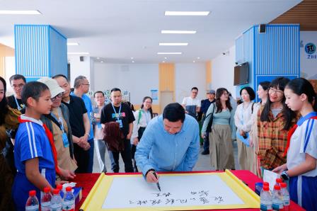 中国作家协会主席团委员出席梧桐小学“罗湖区作家协会诗歌创作研学基地”揭牌仪式