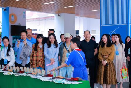 中国作家协会主席团委员出席梧桐小学“罗湖区作家协会诗歌创作研学基地”揭牌仪式
