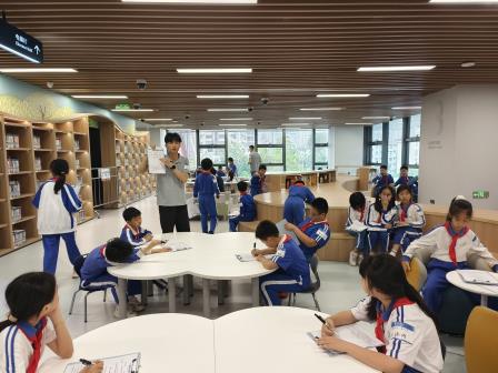 探寻智慧“阅”界，赋能成长未来——翠竹外国语实验学校“每周半天计划”走进罗湖图书馆