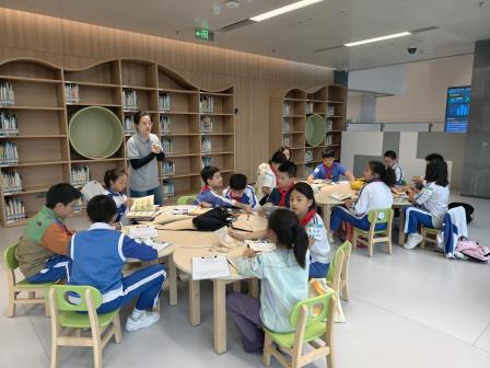 探寻智慧“阅”界，赋能成长未来——翠竹外国语实验学校“每周半天计划”走进罗湖图书馆
