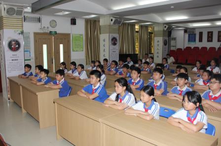 燃红色星火 铸时代脊梁——南湖小学开展校长课堂学习刘胡兰事迹
