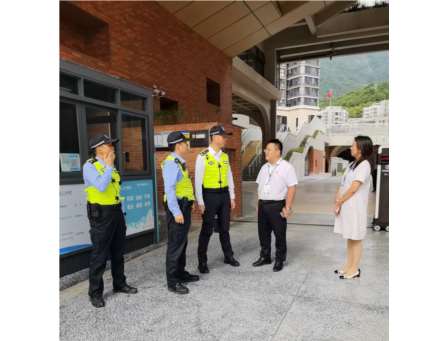 罗湖区公安局张展宁局长到罗湖外语小学开展校园安全走访调研