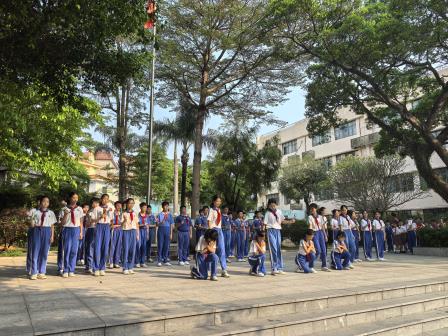大榕树下思政课  感恩于心爱同行——怡景小学六（4）班国旗下展演