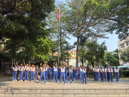 大榕树下思政课  感恩于心爱同行——怡景小学六（4）班国旗下展演