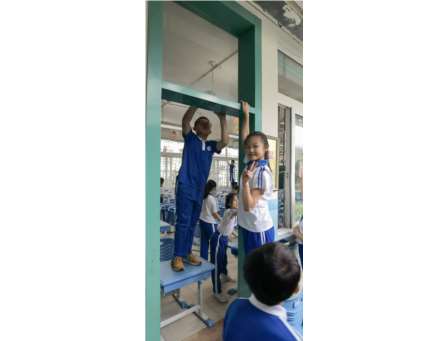 滨河小学学生用劳动迎接“五一”国际劳动节