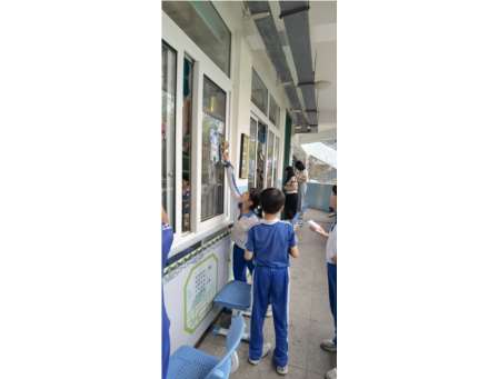 滨河小学学生用劳动迎接“五一”国际劳动节