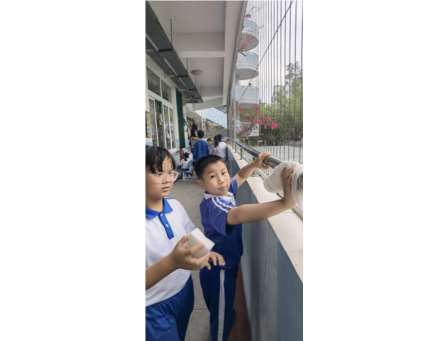 滨河小学学生用劳动迎接“五一”国际劳动节