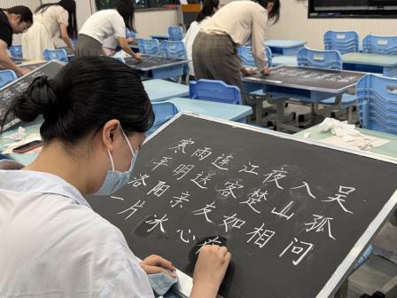 提笔即育人 撇捺写初心 ——深圳市翠北实验小学举行“小明师”粉笔字培训暨语文教师基本功初赛