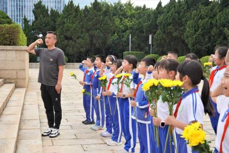 传承红色基因，缅怀革命先烈  ——深圳市凤光小学师生代表赴革命烈士陵园开展清明祭扫活动