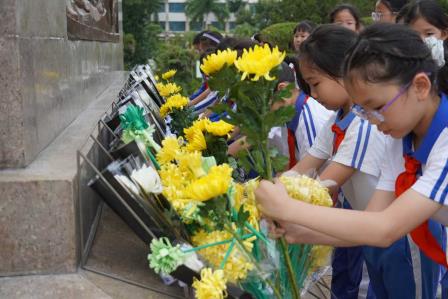 传承红色基因，缅怀革命先烈  ——深圳市凤光小学师生代表赴革命烈士陵园开展清明祭扫活动