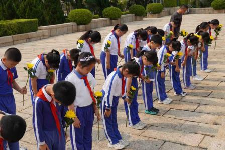 传承红色基因，缅怀革命先烈  ——深圳市凤光小学师生代表赴革命烈士陵园开展清明祭扫活动