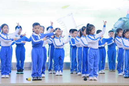 缅怀英烈，传承美德——深圳市仙桐实验小学举行清明节主题升旗仪式及中队课