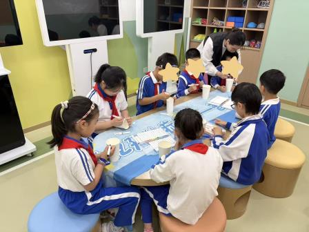 暖星途，共绘美好——罗湖区东晓实验学校开展“4・2 孤独症日”普特融合手工活动
