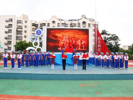 铭记英雄 童心向党丨罗芳小学举行“缅怀先烈”主题升旗仪式