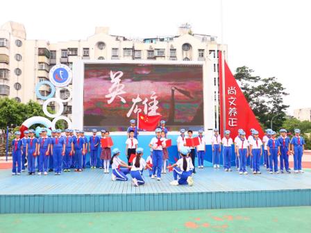 铭记英雄 童心向党丨罗芳小学举行“缅怀先烈”主题升旗仪式