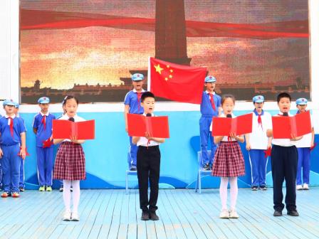 铭记英雄 童心向党丨罗芳小学举行“缅怀先烈”主题升旗仪式