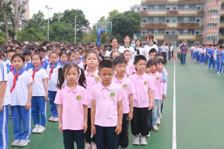 铭记英雄 童心向党丨罗芳小学举行“缅怀先烈”主题升旗仪式