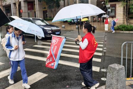 护航上学路，文明我先行 ——中共深圳市仙桐实验小学党支部开展党员主题日志愿服务活动