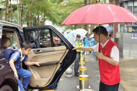 护航上学路，文明我先行 ——中共深圳市仙桐实验小学党支部开展党员主题日志愿服务活动