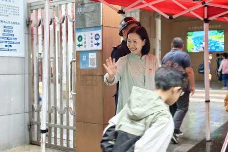 护航上学路，文明我先行 ——中共深圳市仙桐实验小学党支部开展党员主题日志愿服务活动