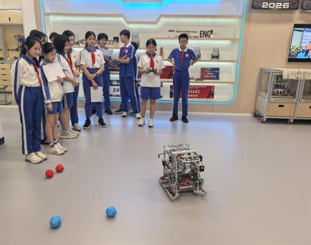 走进深中“机甲圣地”，点燃科创梦想——深圳市水库小学学生走进深圳中学初中部开展“每周半天计划”活动