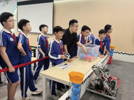 走进深中“机甲圣地”，点燃科创梦想——深圳市水库小学学生走进深圳中学初中部开展“每周半天计划”活动