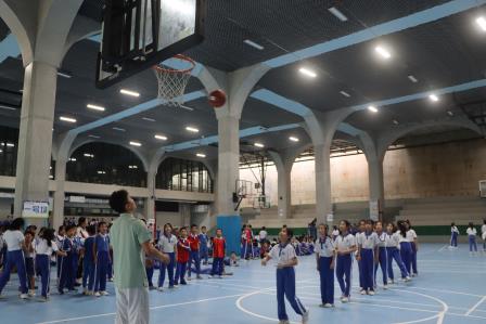 罗湖外语小学第五届体育节暨首届“纯真杯”篮球赛火热进行