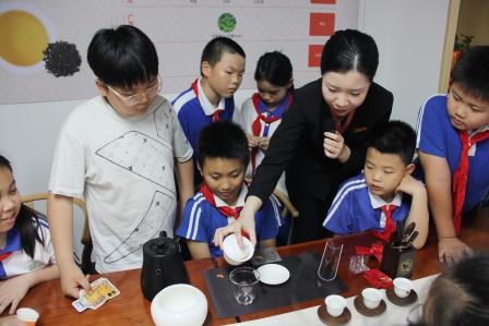  茶韵润童心 雅育传文脉 ——南湖小学“每周半天计划”走进粤港澳青少年爱国主义教育基地