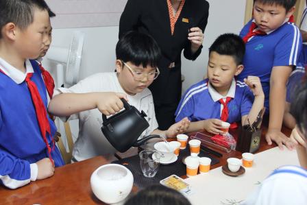 茶韵润童心 雅育传文脉 ——南湖小学“每周半天计划”走进粤港澳青少年爱国主义教育基地