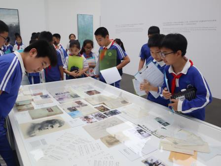 美育一件事｜行走美术馆——罗芳小学师生沉浸式参观何多苓艺术展，感悟诗意与临摹之美