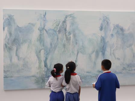美育一件事｜行走美术馆——罗芳小学师生沉浸式参观何多苓艺术展，感悟诗意与临摹之美