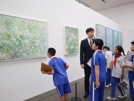 美育一件事｜行走美术馆——罗芳小学师生沉浸式参观何多苓艺术展，感悟诗意与临摹之美