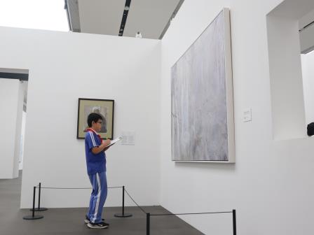 美育一件事｜行走美术馆——罗芳小学师生沉浸式参观何多苓艺术展，感悟诗意与临摹之美