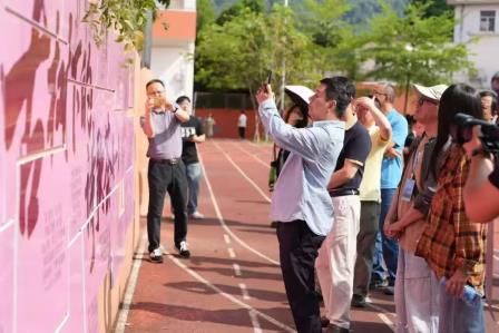 一棵香樟树，站成一首教育的诗 ——中国作家协会主席团委员杨克为梧桐小学赠诗