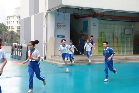 以练筑防 以安护航——锦田小学开展应急疏散演练