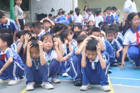 景园实验小学成功举行地震疏散演练