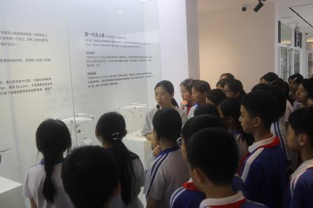 科技赋能成长，创新点亮未来——人民小学开展“每周半天”无人机科普研学活动