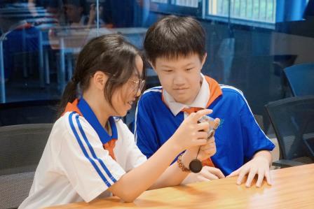 小小摄影师定格美好 ——罗湖小学开展摄影主题“社区课程进校园”活动