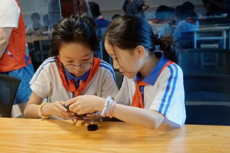 小小摄影师定格美好 ——罗湖小学开展摄影主题“社区课程进校园”活动