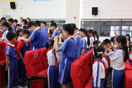 幸福入队：队旗指引成长路，红领巾点亮少年心 ——深圳市向西小学举行一年级新队员入队仪式