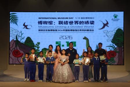 仙湖植物园古生物博士带罗外娃探秘恐龙世界