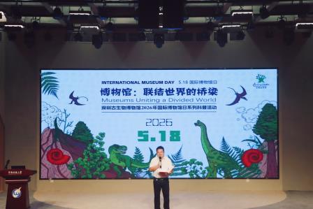 仙湖植物园古生物博士带罗外娃探秘恐龙世界