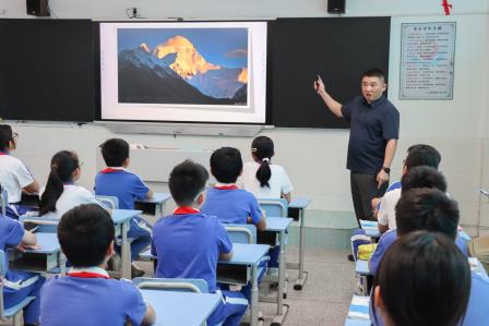 党建领航名师赋能，以研促教共筑成长——太白实验学校举行“名师进课堂”活动